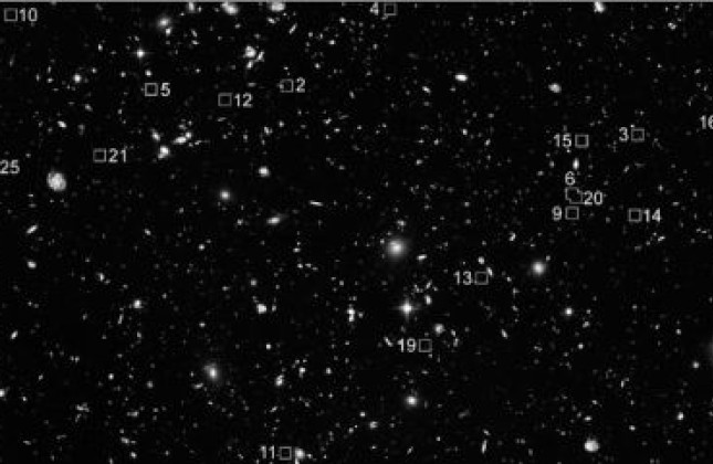 Een opname door de hubble-telescoop. De cijfers geven 28 van de 506 ontdekte jonge sterrenstelsels aan. Deze zijn twaalf en een half miljard lichtjaar van de aarde verwijderd.
Foto: sterrewacht leiden Foto: Sterrewacht leiden