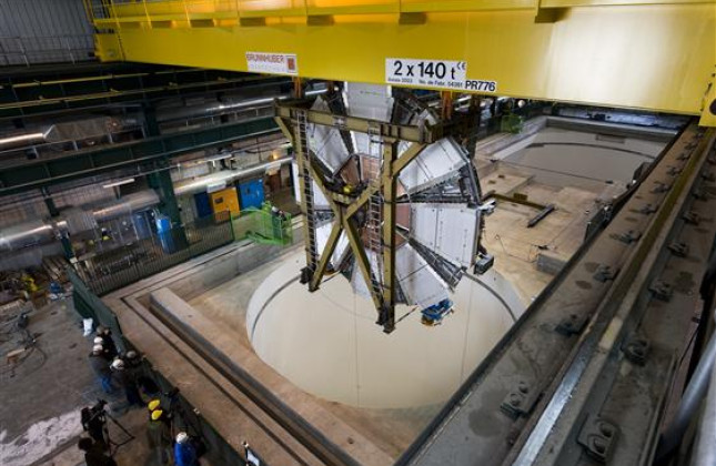 Het 'kleine' wiel op weg naar de schacht. Credit: CERN. CERN