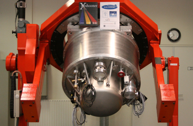 De cryostaat van de X-shooter nabij-infrarood spectrograaf is voor tests gemonteerd aan een telescoopsimulator. Binnen de cryostaat wordt de optiek gekoeld tot ongeveer -200 graden Celsius (credit: Ramon Navarro, ASTRON) credit: Ramon Navarro, ASTRON