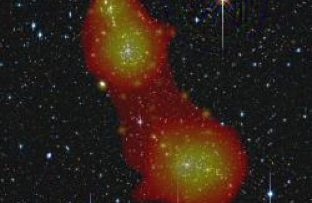 De twee clusters van sterrenstelsels Abell 222 en Abell 223 liggen achter elkaar. De rode band ertussen is een streng van het kosmische web.