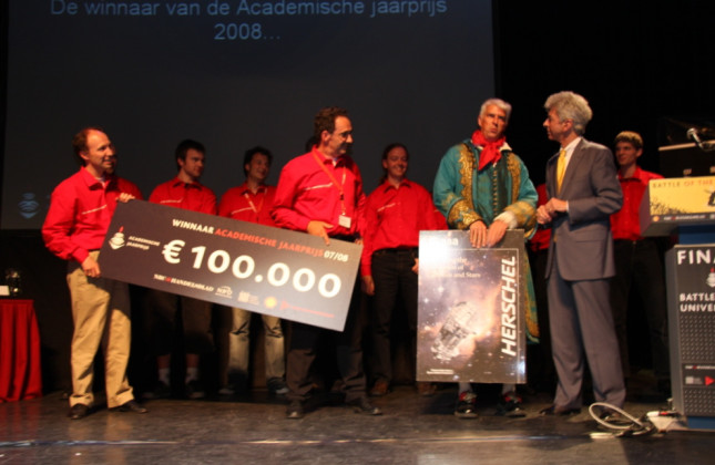 Het winnende team ontvangt de felicitaties van minister Plasterk (Credit: Theo Jurriens)