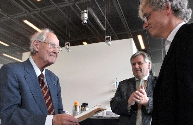 Prof.dr. Adriaan Blaauw, emeritus hoogleraar sterrenkunde Rijksuniversiteit Groningen, ontvangt het eerste exemplaar van de minnebrieven van Jacobus Kapteyn uit handen van prof. Van Berkel. © Elmer Spaargaren Elmer Spaargaren