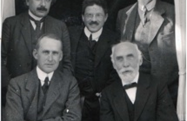 Vijf belangrijke pioniers van de algemene relativiteitstheorie. Van links naar rechts: Albert Einstein, A.S. Eddington, Paul Ehrenfest, H.A. Lorentz en Willem de Sitter. De Sitter  was één van de eersten die de astronomische consequenties van de nieuwe 