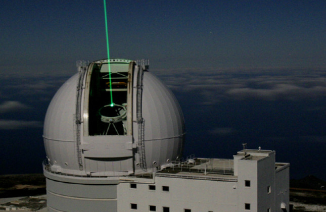 Het Adaptief Optisch Lasersysteem in gebruik op de William Herschel Telescoop op La Palma. Copyright: Javier Méndez 
