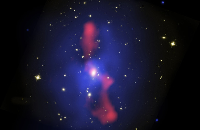 Straal die met grote snelheid voortkomt uit een zwart gat, waarvan het gat de grootte heeft van het zonnestelsel. De straal is vele malen groter dan een melkwegstelsel. Dit type verschijnselen zou de kosmische straling kunnen veroorzaken die Falcke wil on