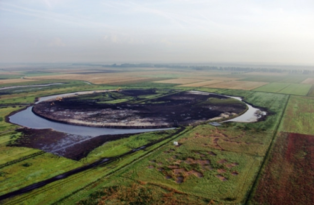 Nieuw landschap door LOFAR superterp. Rechts op de voorgrond testopstelling met LOFAR antennes.
In het midden de superterp. Linksboven is het Achterstediep te zien en de eerste slenk. (c) ASTRON