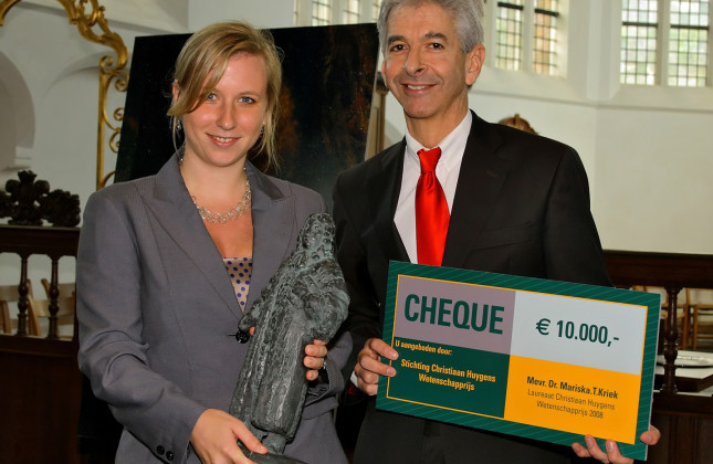 Mariska Kriek ontvangt de Christiaan Huygens Wetenschapsprijs 2008 uit handen van minister Plasterk van OCW (credit: Stichting Christiaan Huygensprijs/ESA)