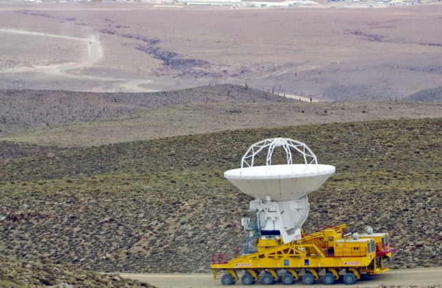 Eerste ALMA-antenne op weg naar Chajnantor (c) ESO