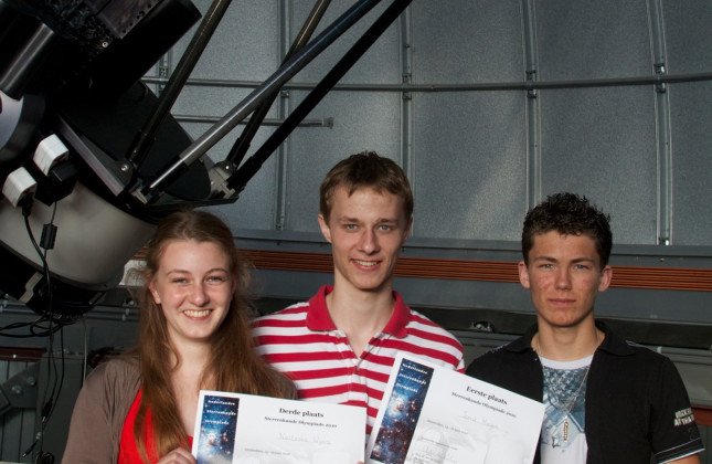 De winnaars van de Sterrenkunde Olympiade 2010, met van links naar rechts Nastasha Wijers (3e), Jorrit Hagen (1e) en Marthijn Sunder (2e). Op de achtergrond de nieuwe 51-cm telescoop van het Sterrenkundig Instituut van de Universiteit van Amsterdam.
