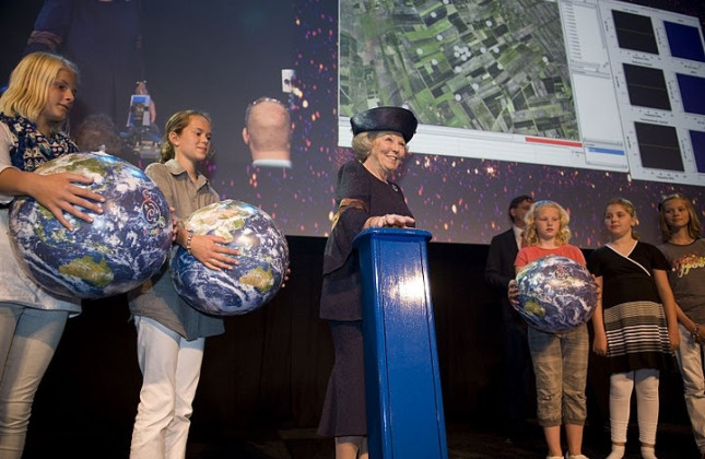 Basisschoolleerlingen met de UNAWE Earthball assisteren Koningin Beatrix bij de officiële opening van de LOFAR-telescoop in Drenthe, Juni 2010 (c) Astron