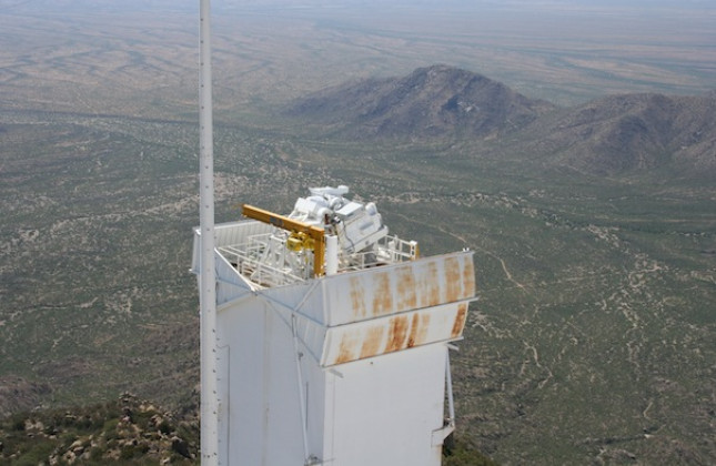 De Nederlandse zonnetelescoop S5T op de toren tezamen met de andere SOLIS-telescopen op Kitt Peak National Observatory in Arizona (VS)(c) Universiteit Utrecht, Frans Snik De Nederlandse zonnetelescoop S5T op de toren tezamen met de andere SOLIS-telescopen