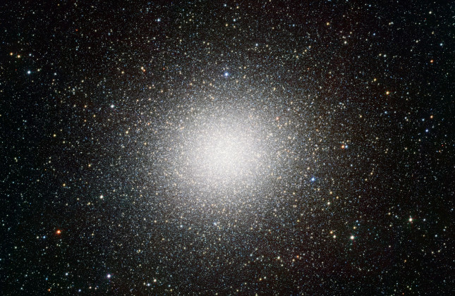 Een van de beste opnamen ooit van de bolvormige sterrenhoop Omega Centauri. Er zijn 300.000 sterren te zien (c) ESO/INAF-VST/OmegaCAM. Acknowledgement: A. Grado/INAF-Capodimonte Observatory
