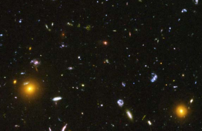 Een detailopname van het Hubble Ultra Deepfield laat een enorme verscheidenheid aan sterrenstelsels zien, elk met tientallen miljarden sterren, op afstanden tot miljarden 
lichtjaren. Ondanks deze variatie blijken stelsels een duidelijke regelmaat te ver
