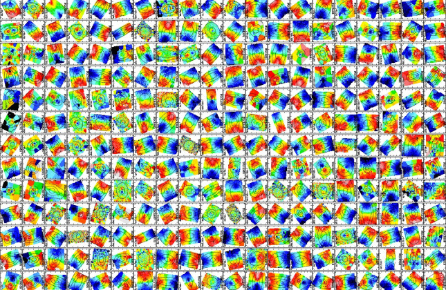 Kaarten van de verdeling van de gemeten snelheden van de 260 sterrenstelsels van de ATLAS3D-survey. Rode resp. blauwe kleuren geven weer of de sterren naar ons toe bewegen of van ons af. Sterrenstelsels die snel roteren, laten een regelmatig patroon zien 