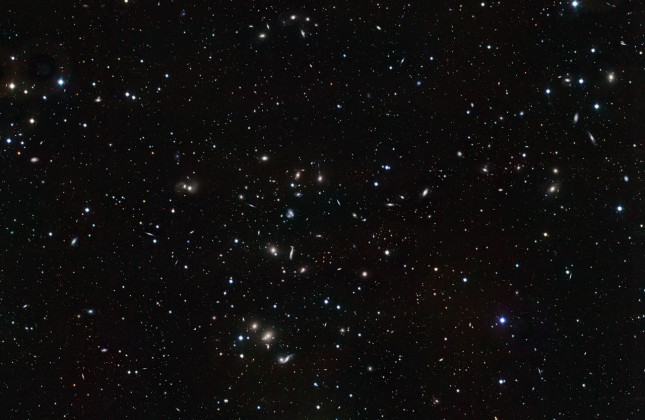 Deze nieuwe opname, gemaakt met de VLT Survey Telescope (VLT), toont een grote variëteit aan onderling wisselwerkende sterrenstelsels in de jonge Herculescluster. De scherpte van de foto en het enorme aantal objecten dat in minder dan drie uur tijd is va