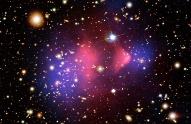 Bullet (kogel) Cluster. Blauw is donkere materie, rood is heet röntgenstraling uitzendend gas.