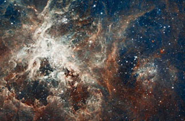 Hubble-foto bij 22-jarig bestaan. Spectaculair stervormingsgebied in de Tarantulanevel Credit: NASA, ESA, ESO, D. Lennon and E. Sabbi (ESA/STScI), J. Anderson, S. E. de Mink, R. van der Marel, T. Sohn, and N. Walborn (STScI), N. Bastian (Excellence Cluste