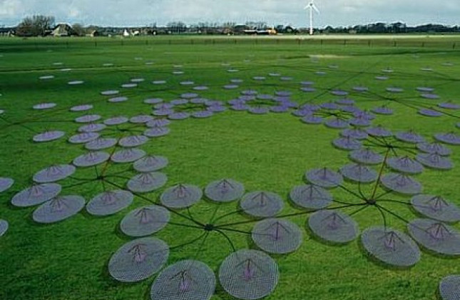 Een 'station' met circa honderd antennes. De LOFAR telescoop bestaat uit een aantal honderd van deze velden met antennes. Elk station verzamelt de meetgegevens en zendt deze over een glasvezelnetwerk terug naar de computer.