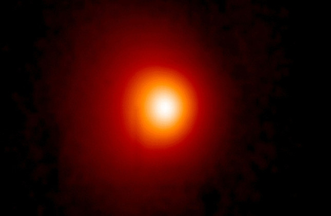 De schijf van gas en stof rond HD97048. Opname gemaakt met VISIR aan de VLT door een filter dat is gecentreerd op de infraroodstraling van poly-aromatische koolwaterstof moleculen (‘PAH’s) bij een golflengte van 8,6 micron. De belichtingstijd was 480 