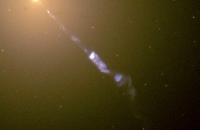 Enorme zwarte gaten in het centrum van melkwegstelsels zouden verantwoordelijk kunnen zijn voor de afremming van stervorming in het jonge heelal. De blauwe straal licht in dit Hubble Space Telescope plaatje van nabij melkwegstelsel M87 wordt uitgezonden d