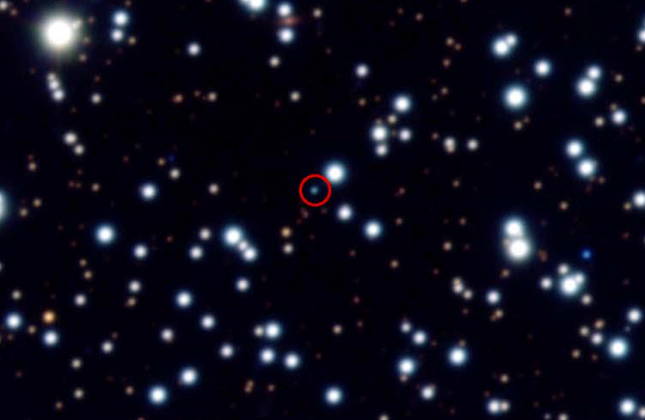 Deze kleurenopname van de buitengebieden van de bolvormige sterrenhoop NGC 6752 is gemaakt uit waarnemingen met de Very Large Telescope van de Zuidelijke Europese Sterrenwacht (ESO). De omcirkelde ster is de witte dwerg begeleider van de milliseconde puls