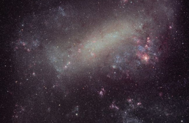 Opname van de Grote Magelhaense Wolk waarin de sterrenhopen NGC2004 en NGC2100 zich bevinden.