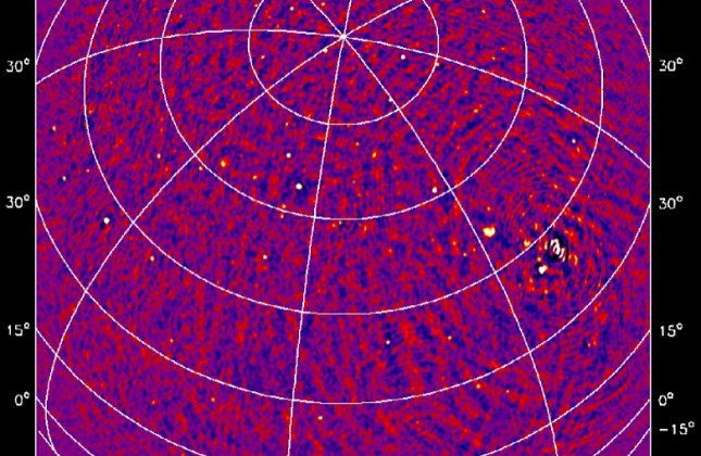 Eerste,zeer gevoelige beelden van de hele hemel, gemaakt met de eerste LOFAR-stations, op een frequentie van 50 MHz. In het centrum van de afbeelding staat de helderste radiobron aan de hemel, Cas A, in het sterrenbeeld Cassiopeia. Deze bron is uit het pl
