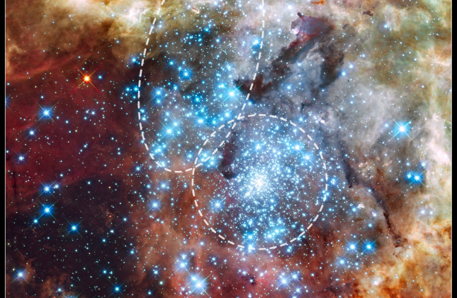 Deze afbeelding, gebaseerd op Hubble-opnames gemaakt in oktober 2009, laat de twee sterrenhopen zien die op het punt staan om samen te smelten in 30 Doradus. De zwaarste sterren zijn te zien als helder blauwe sterren, omringd door nevels waarin nieuwe jon