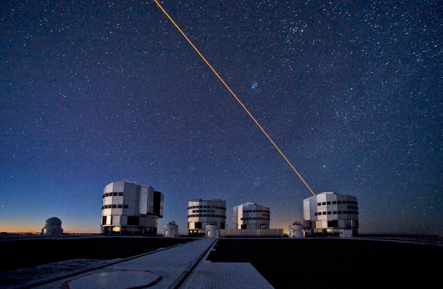 De Very Large Telescope op Paranal (Chili). De laser guide star wordt gelanceerd vanuit telescoop UT4 (Yepun). ESO/S. Brunier