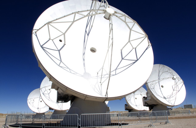 Een groep van 5 Amerikaanse antennes op de high site. Credit: ALMA (ESO/NAOJ/NRAO)