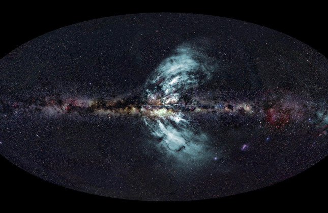 De nieuw ontdekte deeltjesstromen uit het centrum van de Melkweg in lichtblauw. De achtergrond is een foto van de hele hemel op dezelfde schaal. Het Melkwegvlak is duidelijk zichtbaar. De kromming van de deeltjesstromen is echt en wordt niet veroorzaakt d