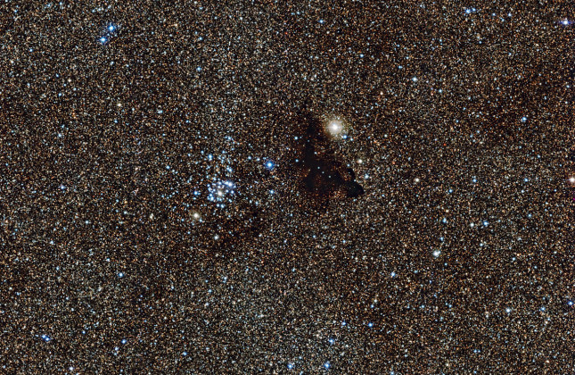 Deze opname, gemaakt met de Wide Field Imager van de 2,2-meter MPG/ESO-telescoop van de ESO-sterrenwacht op La Silla in Chili, toont de heldere sterrenhoop NGC 6520 en de naburige, vreemd gevormde donkere wolk Barnard 86. Dit kosmische duo steekt duidelij