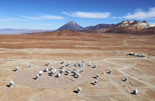 ALMA-array vanuit de lucht. Deze luchtfoto toont de Chajnantor-hoogvlakte, op een hoogte van 5000 meter in de Chileense Andes, waar de schotelantennes van ALMA staan opgesteld.  Credit: Clem & Adri Bacri-Normier (wingsforscience.com)/ESO