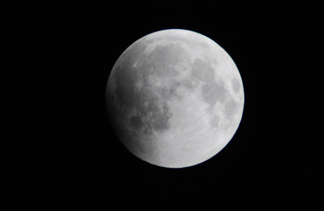 De eerste fase van de volledige maansverduistering die plaatsvondt in december 2010. Bij de gedeeltelijke maansverduistering van vanavond is het linkerbovengedeelte verduisterd.  Credit: David Dickinson