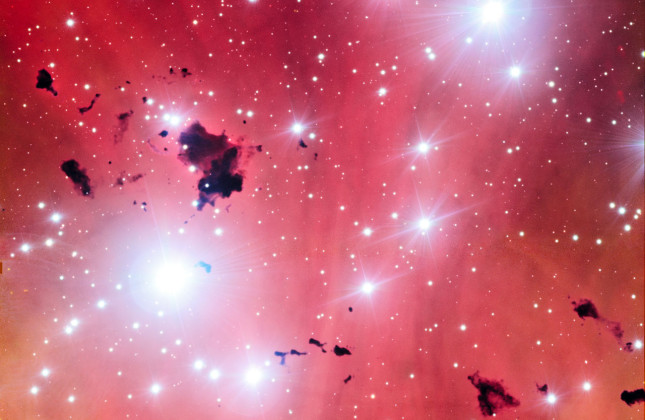 De Very Large Telescope kiekt een stellaire kraamkamer en viert zijn vijftiende verjaardag.  Credit: ESO/Digitized Sky Survey 2