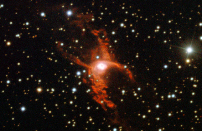 Deze foto, gemaakt met de New Technology Telescope van de ESO-sterrenwacht op La Silla, toont de bipolaire planetaire nevel NGC 6537. Credit: ESO