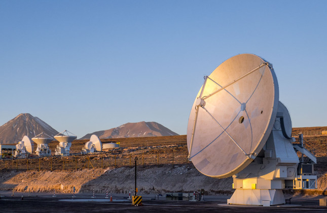 De laatste antenne van de Atacama Large Millimeter/submillimeter Array (ALMA), kort voordat deze werd overgedragen aan de ALMA-sterrenwacht. Credit: ESO/C. Pontoni