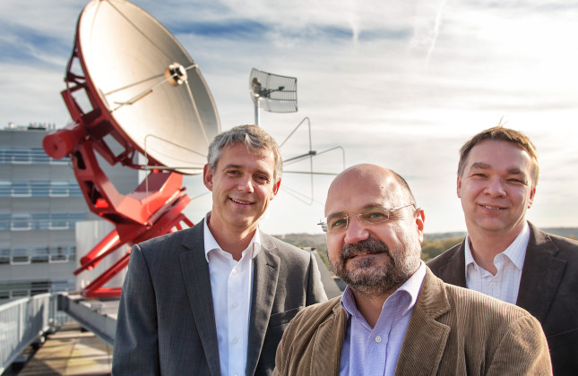 v.l.n.r. Heino Falcke (Radboud Universiteit, ASTRON), Luciano Rezzolla (Goethe Universiteit, Max-Planck-Institut für Gravitationsphysik) en Michael Kramer (Max-Planck-Institut für Radioastronomie) die het BlackHoleCam-project zullen leiden waarvoor zij 