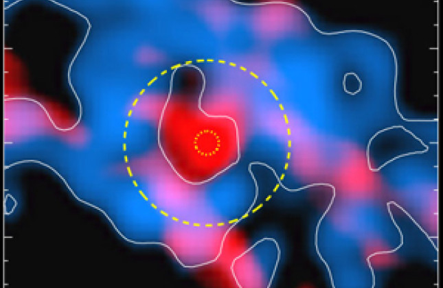 De protoster in het midden is omgeven door een wolk van gas en stof van gas en stof (blauw geeft emissie van het HCO+ ion weer, rood van het methanol-molecuul) (c) Jes Jørgensen/Niels Bohr Institute