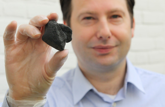Marco Langbroek met de Diepenveen meteoriet Credit: Marco Langbroek