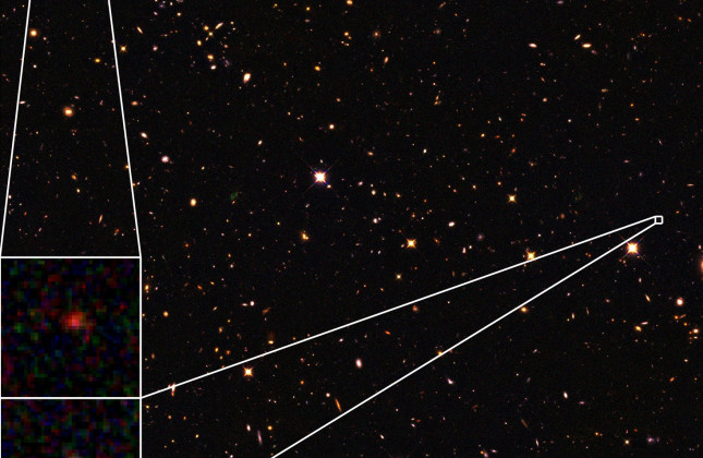 Het astronomisch veld UDS (UKIDDS Ultra Deep Survey), gebaseerd op infrarood licht van NASA's Hubble Ruimtetelescoop met vier van de 15 vroegoude sterrenstelsels. Deze hebben een rode kleur, wat typisch is voor oude stelsels. De andere sterrenstelsels die