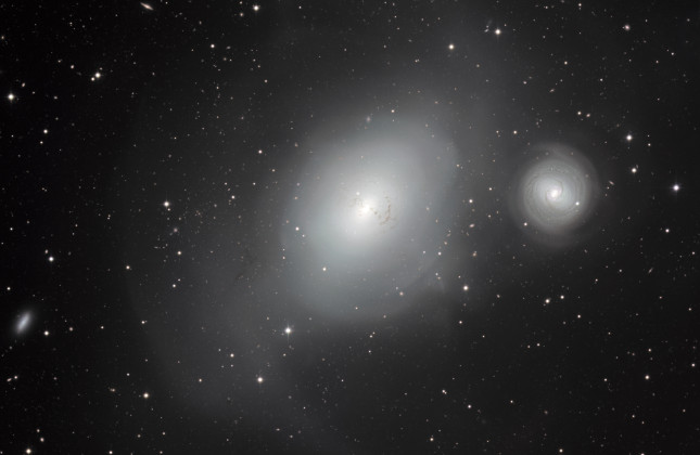 De contrasterende sterrenstelsels NGC 1316 en NGC 1317 Credit: ESO