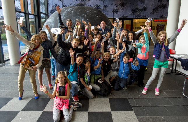 André Kuipers met groep 7 van basisschool De Zuiderzee in Amsterdam voor het NOVA Mobiel Planetarium. (c) Techniekpact/Marco de Swart