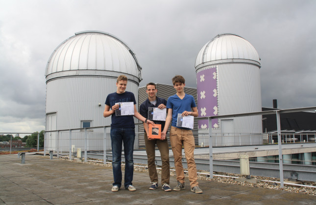 De winnaars van de Nederlandse Sterrenkunde Olympiade 2014. Arnout Franken (midden) heeft een reis gewonnen naar het Roque de Los Muchasos Observatory op het Canarische eiland La Palma.