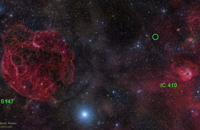 Beeld van het deel van de hemel waar radioflits FRB 121102 is waargenomen. De flits kwam uit de richting van de cirkel, tussen supernovarestant S147 (links) en het stervormingsgebied IC 410 (rechts)
 (c) Rogelio Bernal Andreo (DeepSkyColors.com)