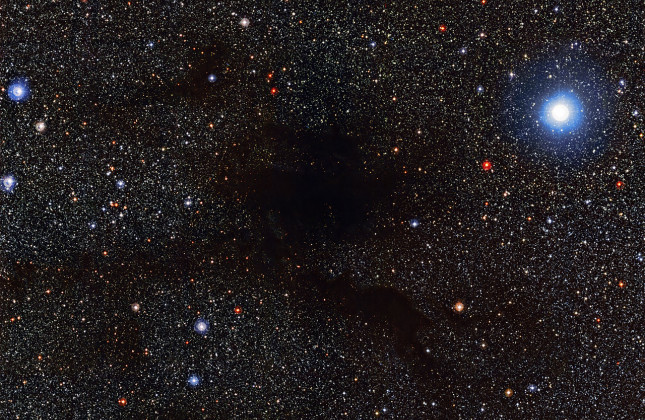 Deze foto van de donkere wolk Lupus 4, die donker afsteekt tegen de achtergrondsterren, is gemaakt met de Wide Field Imager van de 2,2-meter MPG/ESO-telescoop van de ESO-sterrenwacht op La Silla (Chili). Lupus 4 is een verdichting van gas en stof waarin n