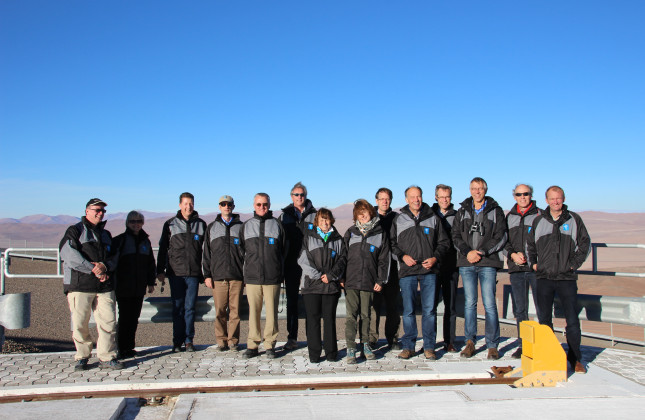 De NOVA delegatie op Cerro Paranal, met Cerro Armazones (de locatie van de nieuwe grote ESO telescoop, de E-ELT) op de achtergrond. Van links naar rechts: Ralph Wijers (wetenschappelijk directeur sterrenkunde instituut (WD) UvA), Ana Achucarro (hoogleraar