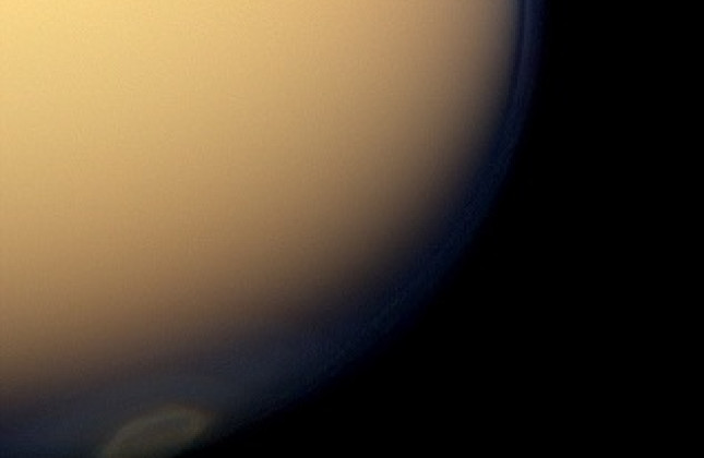 Op deze foto van NASA's ruimtesonde Cassini uit 2012 is goed te zien dat zich boven de zuidpool van Titan een wolk heeft gevormd. Credit: NASA/JPL-Caltech/Space Science Institute