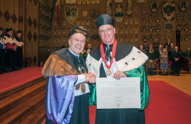 Tim de Zeeuw (rechts) ontvangt eredoctoraat van de Universiteit van Padua, Italië (c) ESO/Simone Zaggia/INAF-OA Padova 