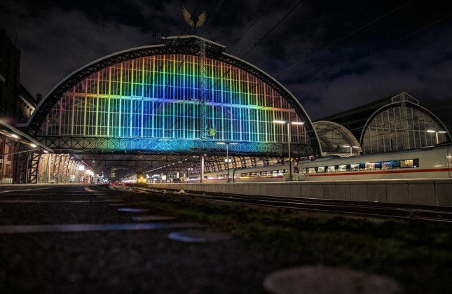 De projectie van de regenboog op de buitenkant van Amsterdam Centraal.  Credit: Studio Roosegaarde